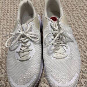 White Nike Sneakers W10